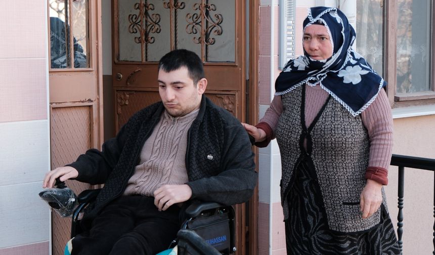 Fedakâr anne hayatını adadığı  engelli oğlunun eli ayağı oluyor