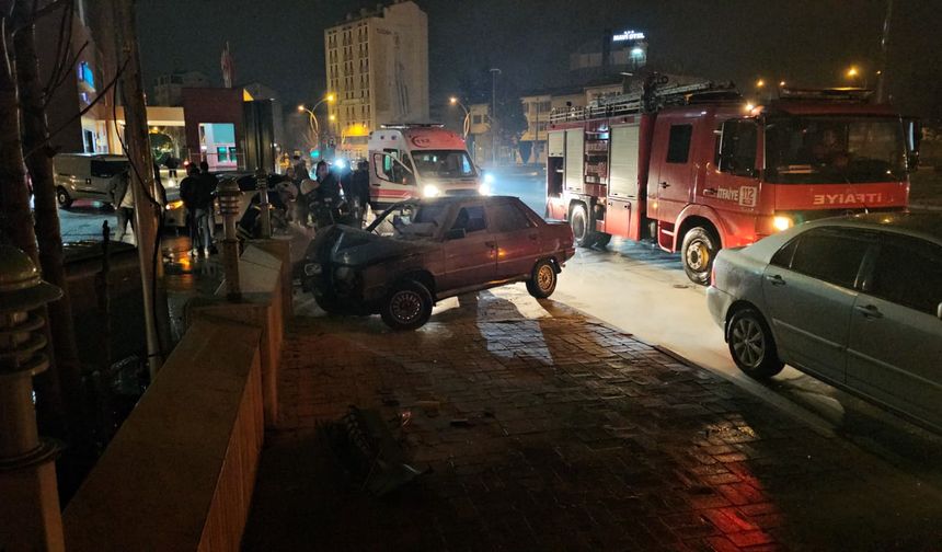 Kontrolden çıkan otomobil benzinlik duvarına çarptı: 2 yaralı