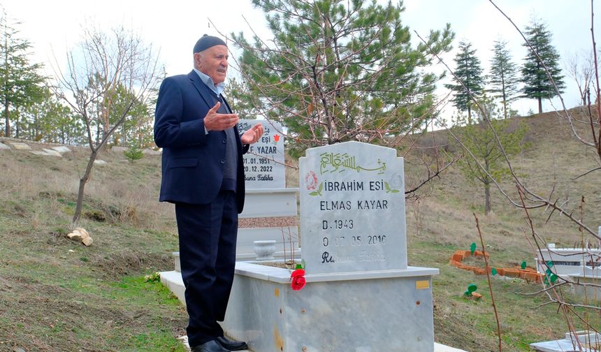 Her 14 Şubat'ta eşinin mezarına kırmızı gülle gidiyor