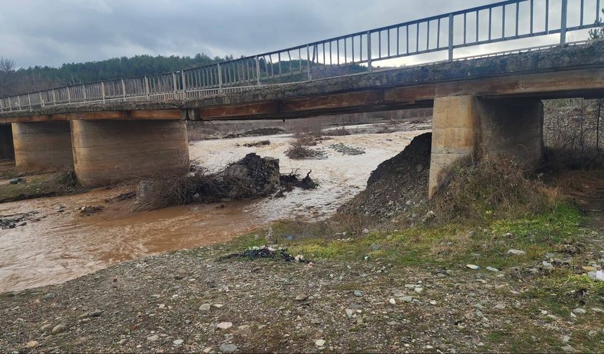 Çorum’da ayağı yıkılan köprü ulaşıma kapatıldı