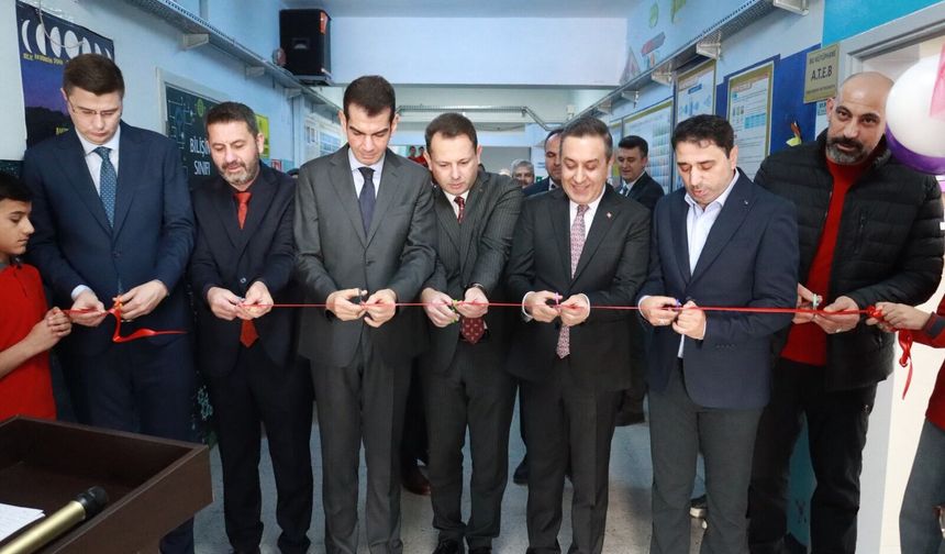 Memiş Bekmezci Ortaokulu'na yeni kütüphane kazandırıldı