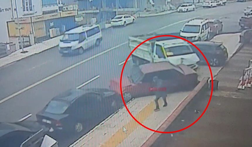 Kamyonet 4 araca çarptı: Kaldırımda yürüyen yaya ölümden döndü! İşte o görüntüler