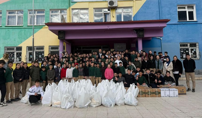 Kargı'da öğrenciler ihtiyaç  sahipleri için koli hazırladı