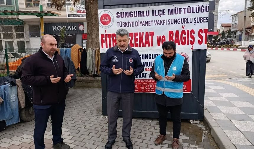 Zekat, fitre ve bağış  standına yoğun ilgi