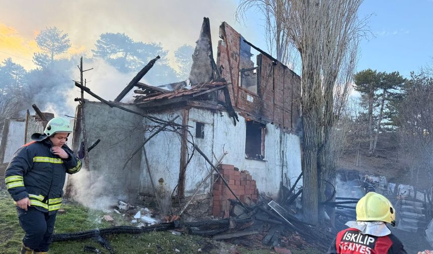 2 katlı ev, samanlık ve  traktör yangında kül oldu