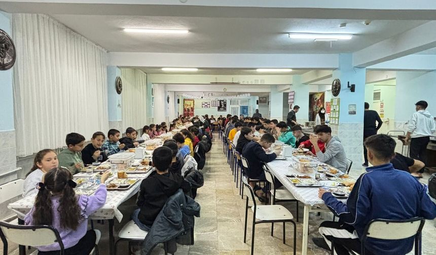 Köy okulu öğrencileri  iftarda buluştu