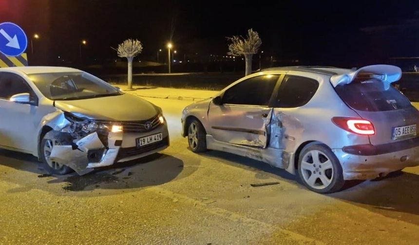 Çorum'da iki otomobil çarpıştı: 2 yaralı
