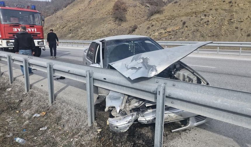 Çorum’da bariyerlere çarpan otomobilin sürücüsü yaralandı