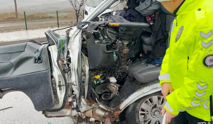Çorum'da otobüs ile minibüs çarpıştı: 1'i ağır 7 yaralı