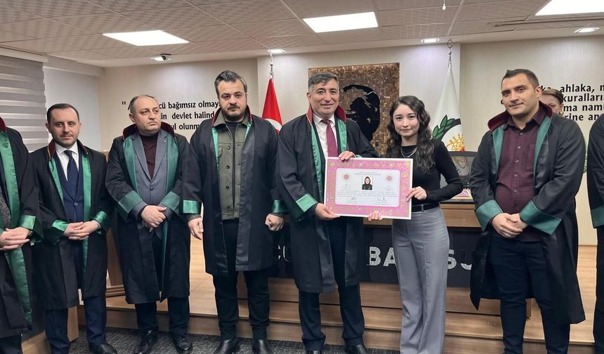 Genç avukatlar cübbe giydi