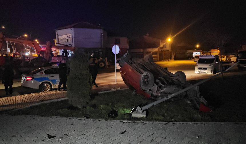 Kontrolden çıkan otomobil devrildi