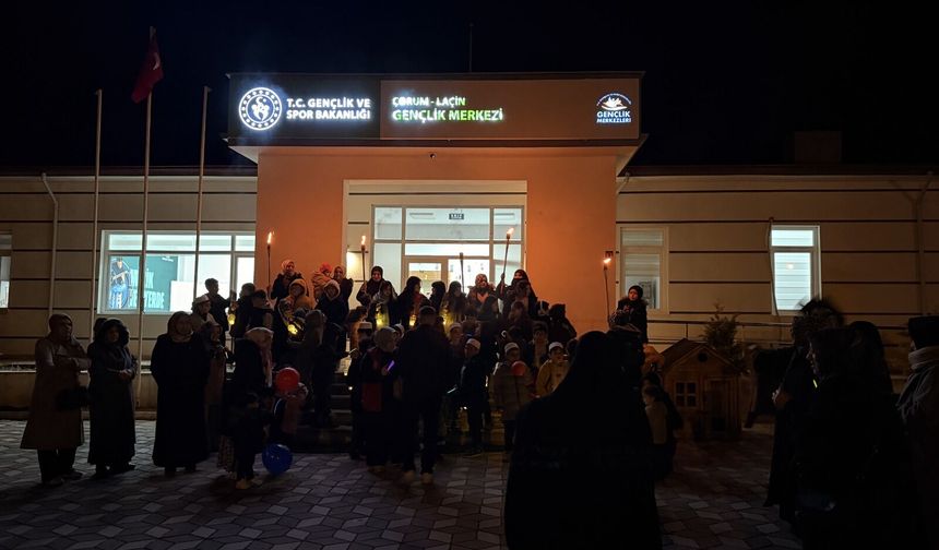 Çocuklar teravih namazına  "fener alayı" ile gitti