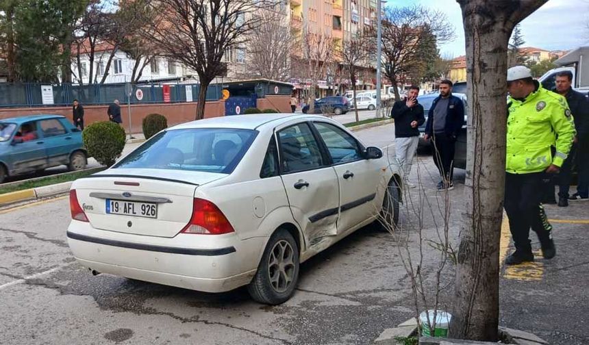 Çorum’da 2 otomobil çarpıştı:1 yaralı