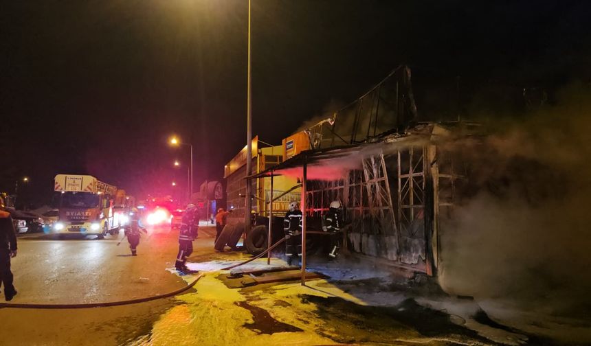 Sanayide oto lastik servisi yandı