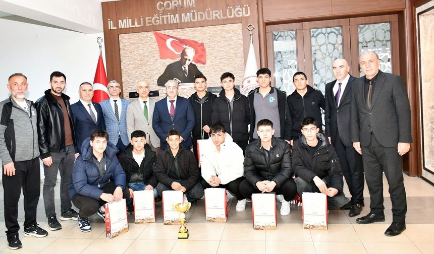 Cemil Çağlar şampiyon futsalcıları ödüllendirdi