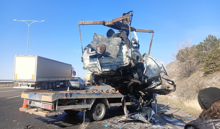 Ankara'da iki araç kafa  kafaya çarpıştı: 5 ölü