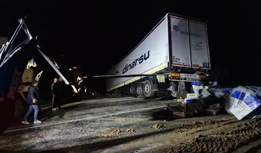 Alaca’da TIR devrildi, yol  saatlerce ulaşıma kapandı