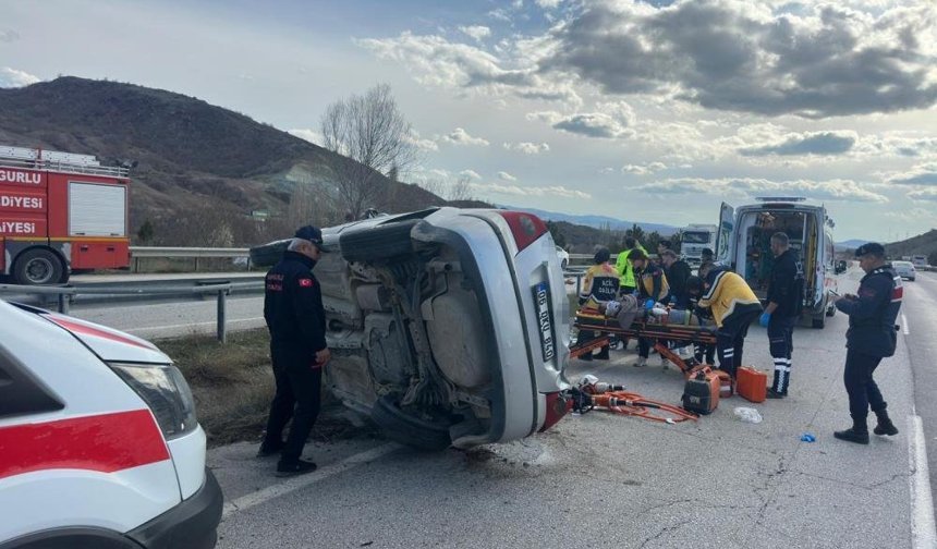 Çorum'da devrilen otomobildeki 3 kişi yaralandı