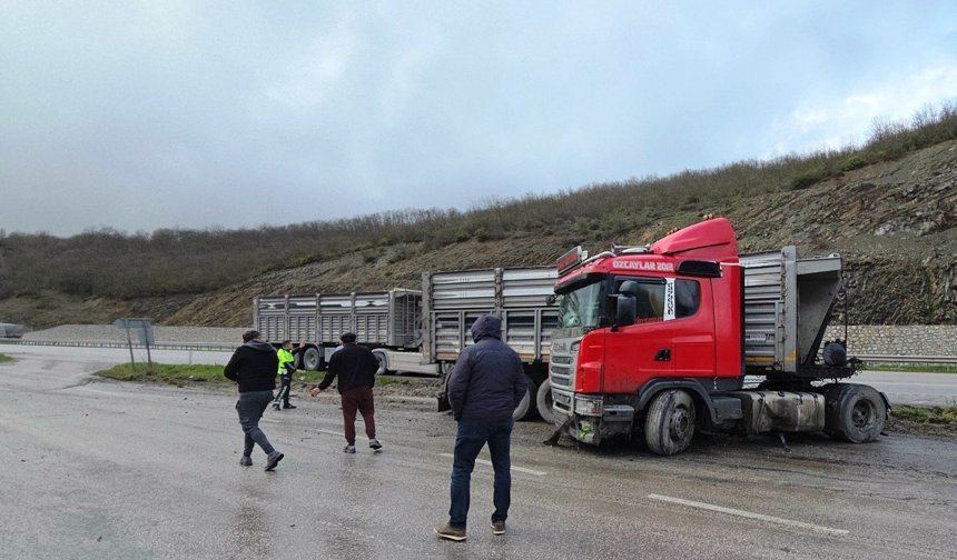 TIR makasladı,  sürücü yaralandı