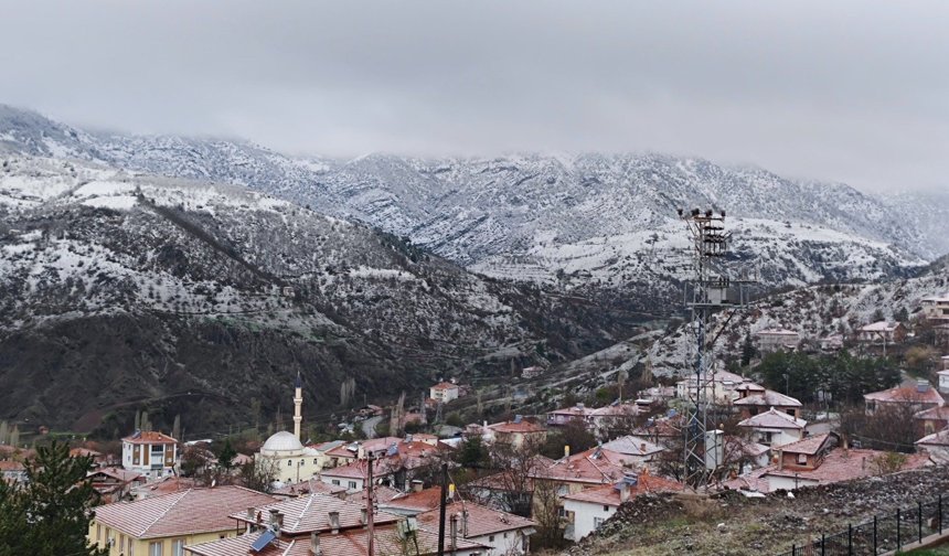 Çorum'un köyleri beyaza büründü
