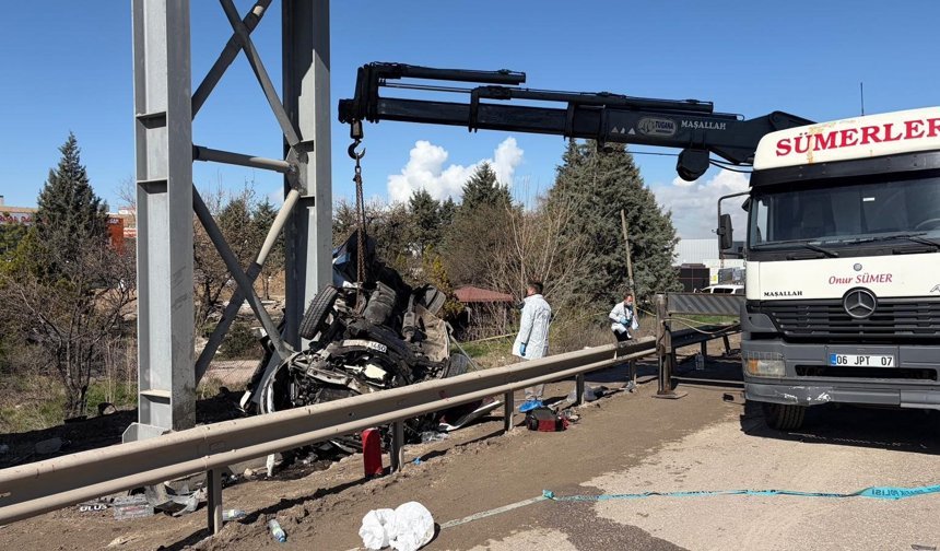 Otobüs köprü direğine  çarptı: 5 ölü, 15 yaralı