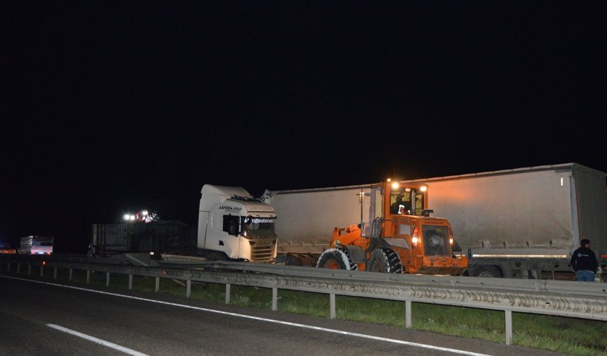 İki TIR’ın çarpıştığı  kazada 3 kişi yaralandı