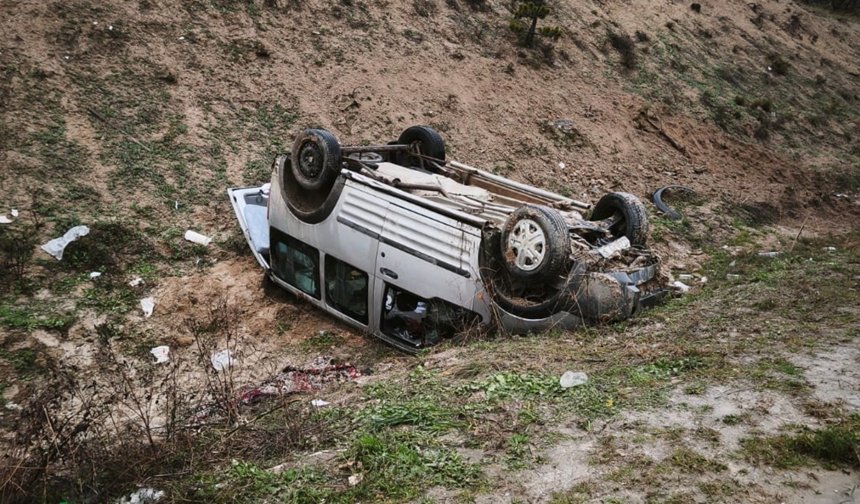 Hafif ticari araç takla attı: 4 yaralı