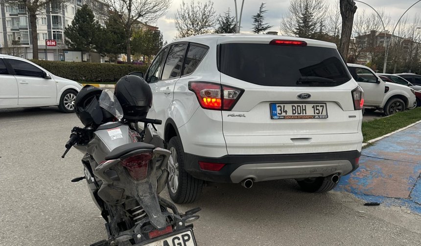 Çorum’da motosiklet otomobile çarptı: 2 yaralı