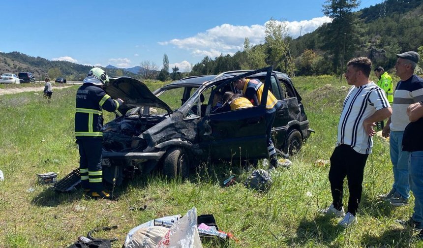 Otomobil devrildi,  2 kişi yaralandı