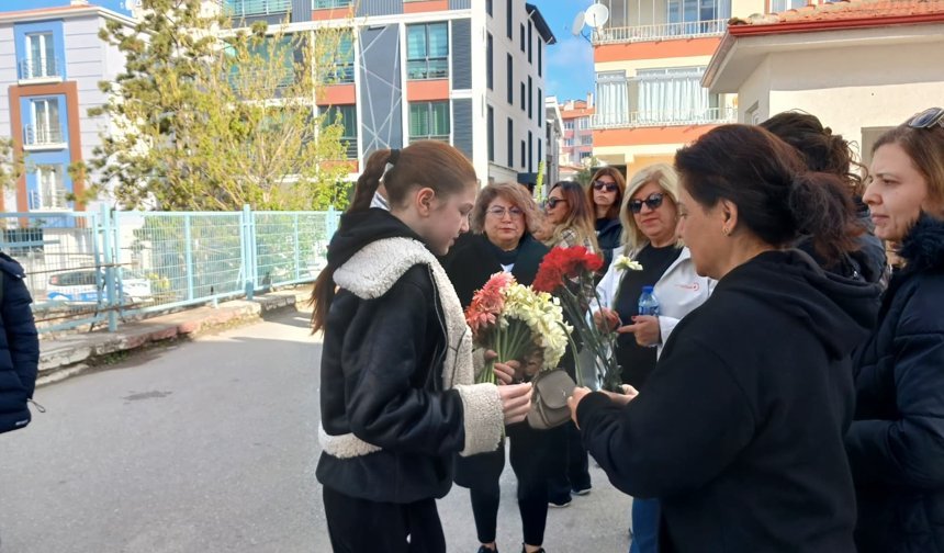 Öğretmenlerini çiçeklerle karşıladılar