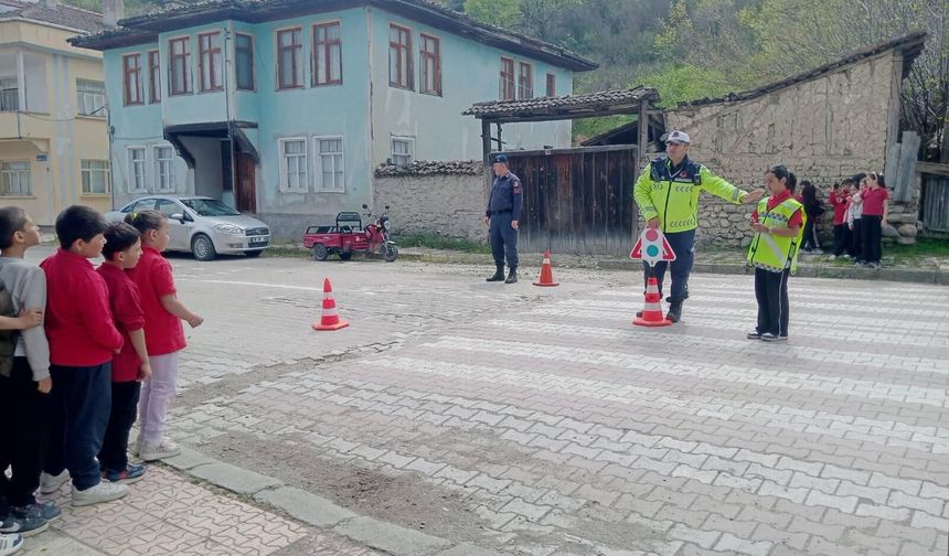 Öğrencilere “trafik dedektifleri” eğitimi