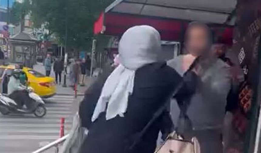 Genç kızı defalarca bıçakladı
