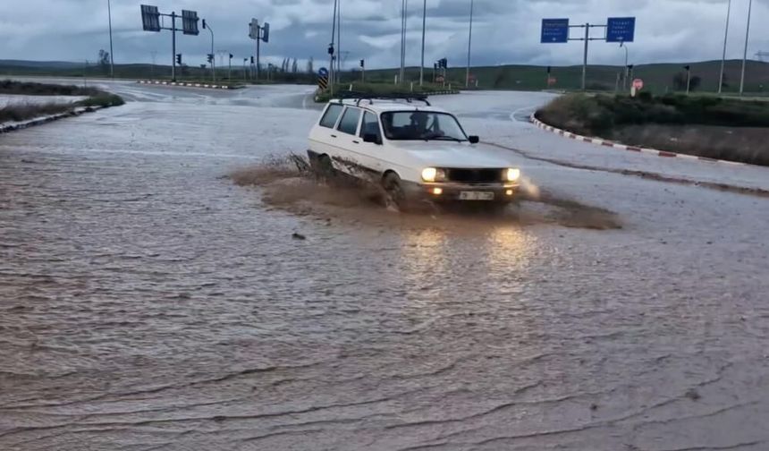Kuvvetli sağanak su baskınlarına sebep oldu