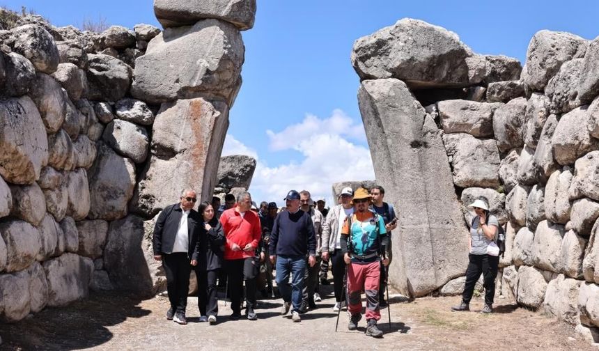 UNESCO mirası Hattuşa'da 7 bin yıllık tarihe yürüyüş: Doğaseverler Hitit Yolu'nda buluştu