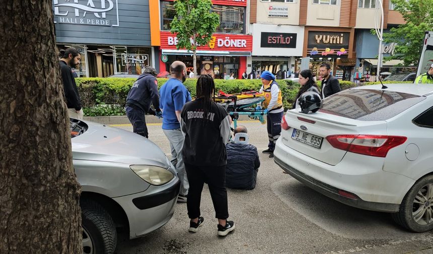 Otomobil kapısı aniden açıldı: Motosikletli hastanelik oldu