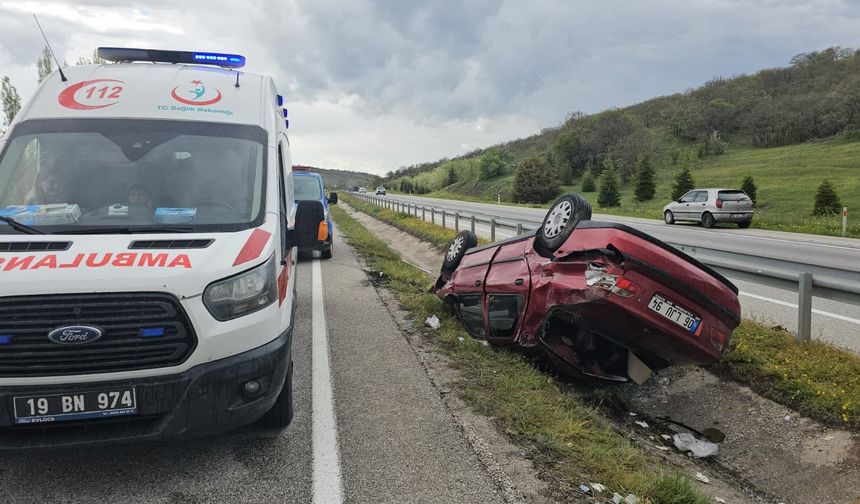 Çorum’da otomobil orta refüje devrildi: 5 yaralı