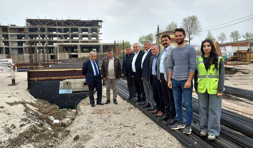 Motosikletçiler plazası yükseliyor
