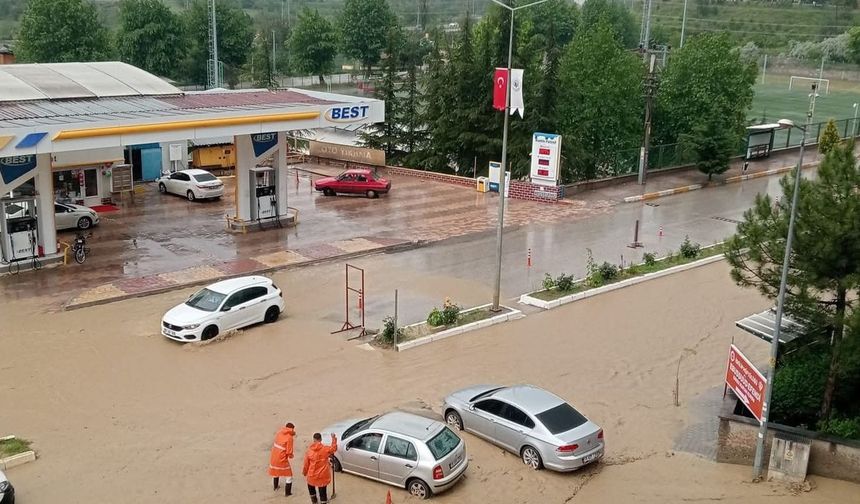 Sağanak ve dolu iki ilçeyi vurdu