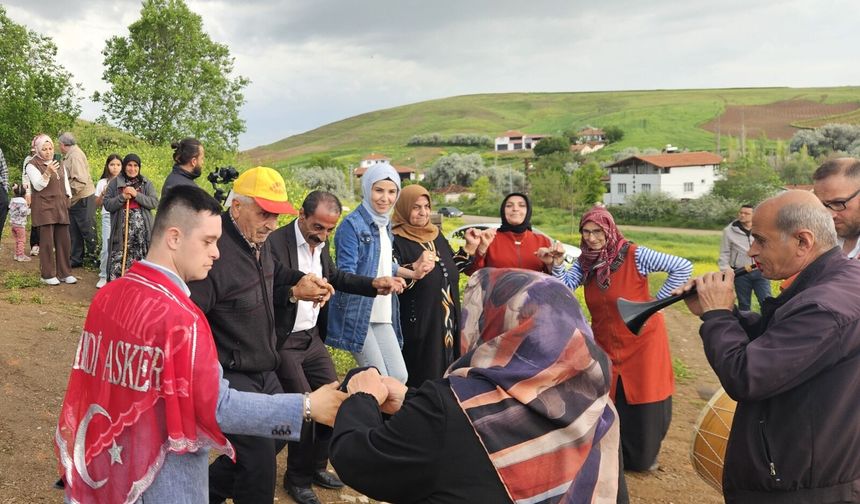 Hayali gerçek oldu:  Down sendromlu Servet’in asker eğlencesi yürekleri ısıttı