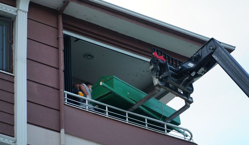 250 kilo ağırlığındaki kişinin cenazesi dairesinden forkliftle çıkarıldı