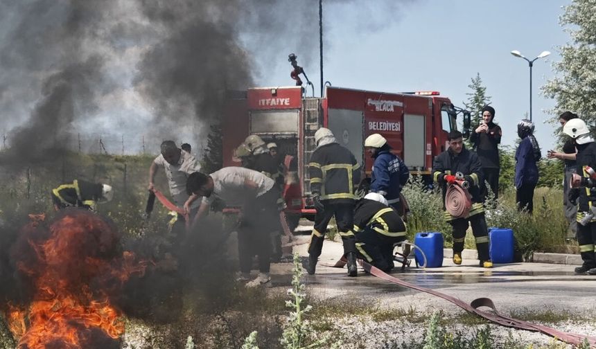 Alaca'da üniversite öğrencilerine uygulamalı yangın eğitimi