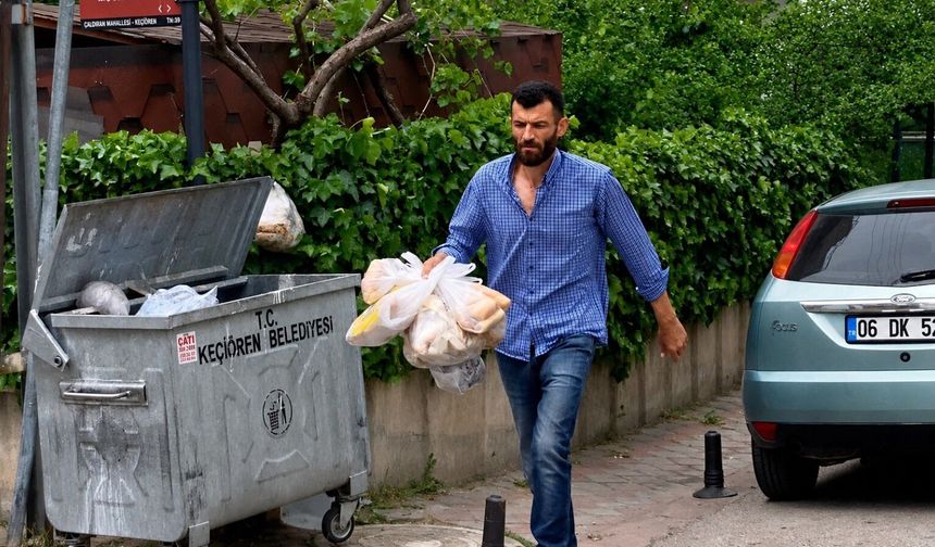 Çöpe atılan tonlarca ekmeği  toplayıp hayvanlara ulaştırıyor