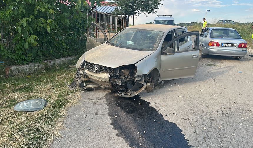 Çorum’da otomobil kaldırıma çarptı 1 yaralı
