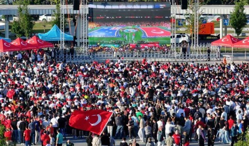 Milli maç öncesi meydanlarda toplu maç izlemeye yasak geldi!