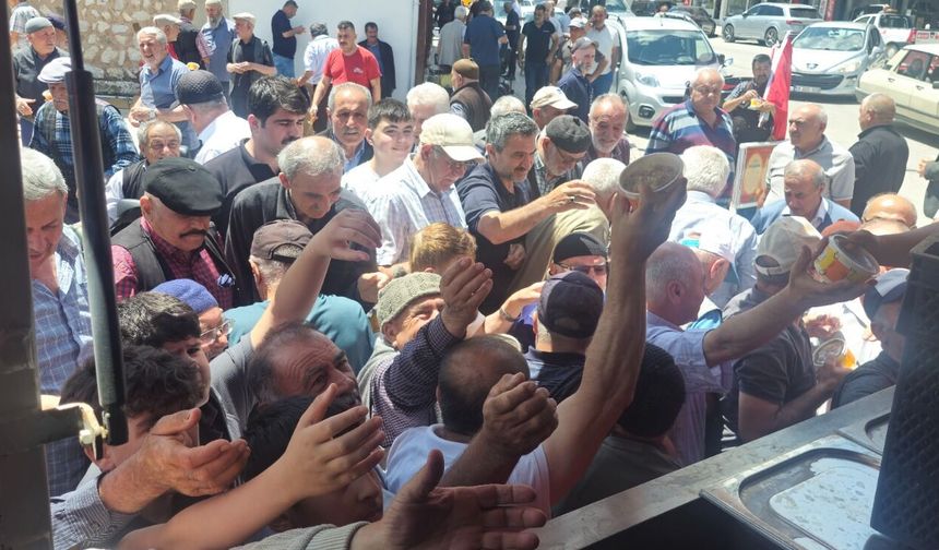 Vatandaşlara aşure ikramı