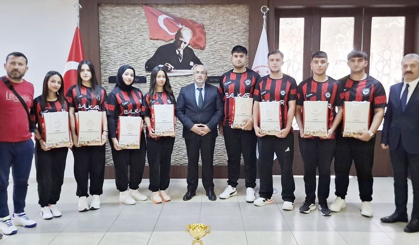 Şampiyon öğrencilerden Cemil Çağlar’a ziyaret