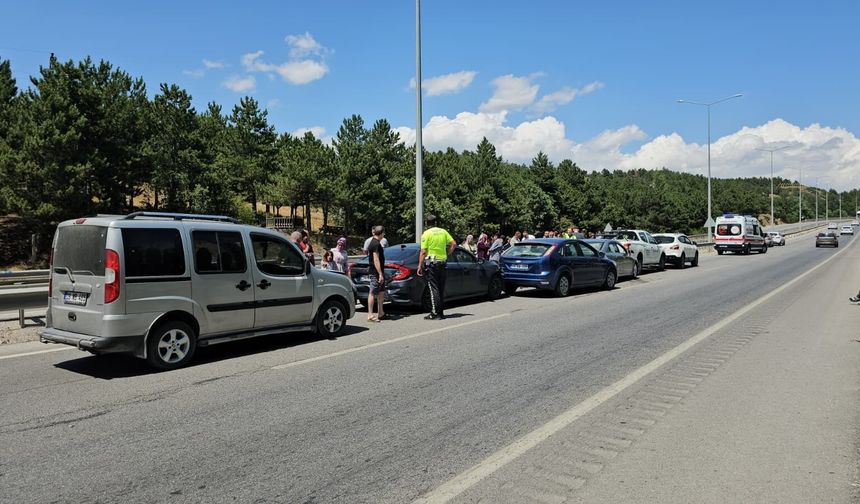 Çorum-Samsun Karayolu'nda 6 araç birbirine girdi