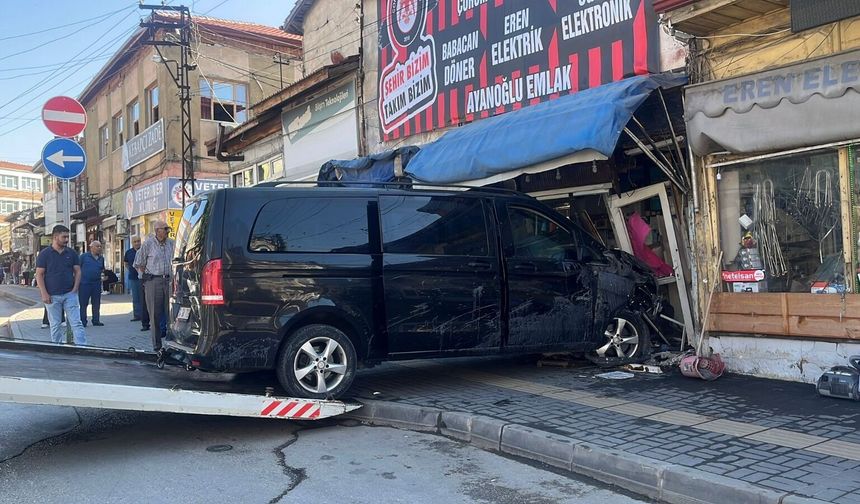 Önce park halindeki araçları biçti, sonra iş yerine daldı