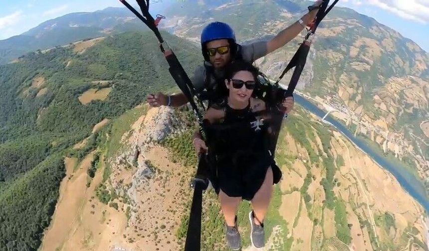 Kazada hayatını kaybeden paraşüt pilotu Bayram Kurt gökyüzünde anıldı