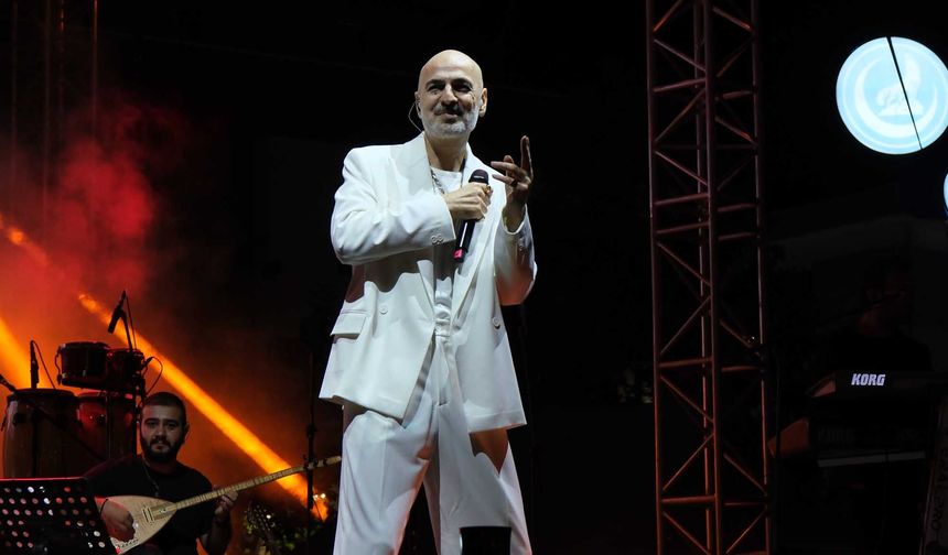 Soner Sarıkabayı Çorum'da sevenleri ile buluştu